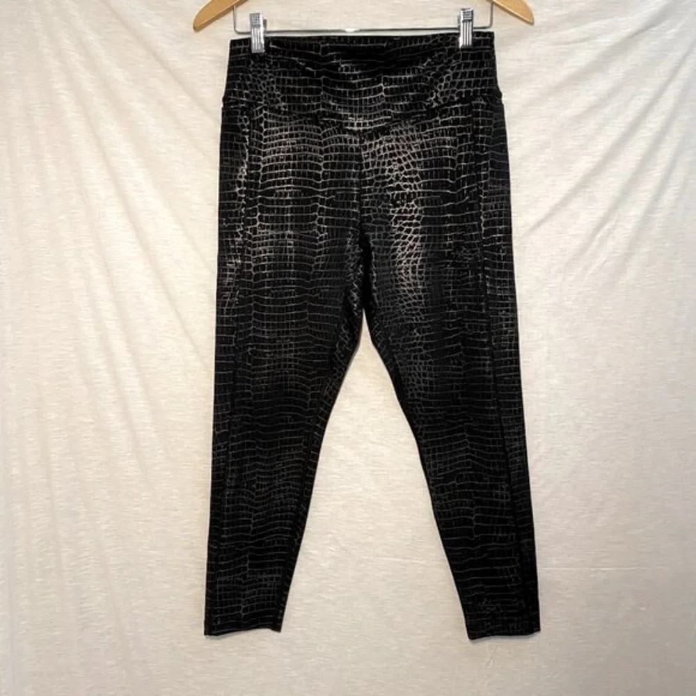 Pink Active Victoria's Secret Black Crocodile‎ Print Leggings Size Large